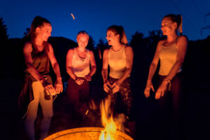 Speisen kann man am Lagerfeuer